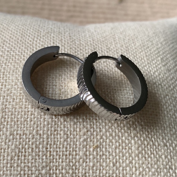 Earrings - Picture 1 of 3